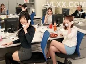 Cô gái xăm mình bị quan hệ tình dục thô bạo và xuất tinh vào âm đạo trong một khách sạn ngoài trời