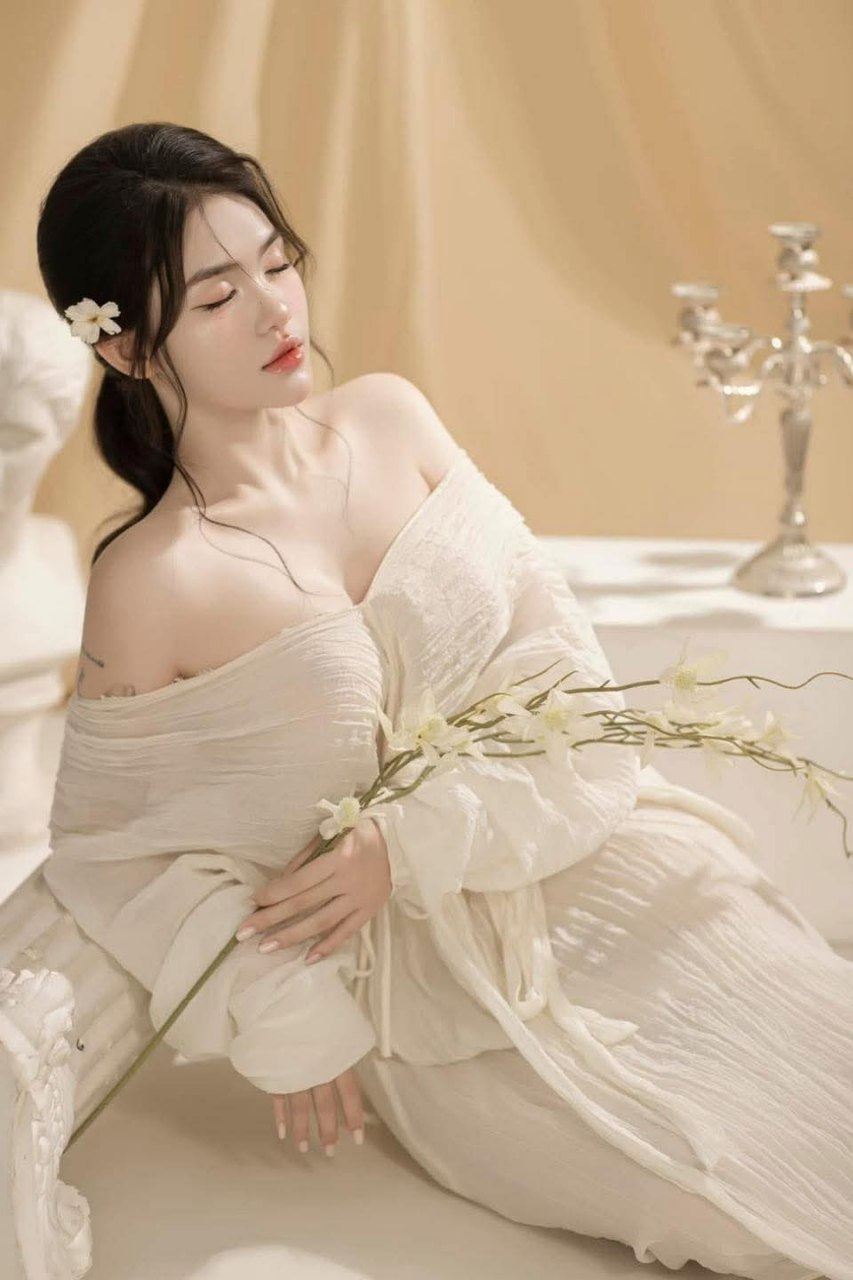 Chị dâu dáng nuột liếm cặc em trai yếu lòng